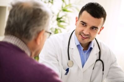 O médico dá recomendacións para a prevención da osteocondrose da columna vertebral torácica