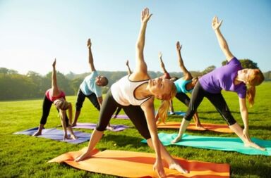 Realización dun conxunto de exercicios para fortalecer os músculos das costas para a osteocondrose torácica