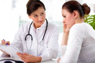 Un neurólogo prescribe un tratamento farmacolóxico para a osteocondrose torácica a un paciente.